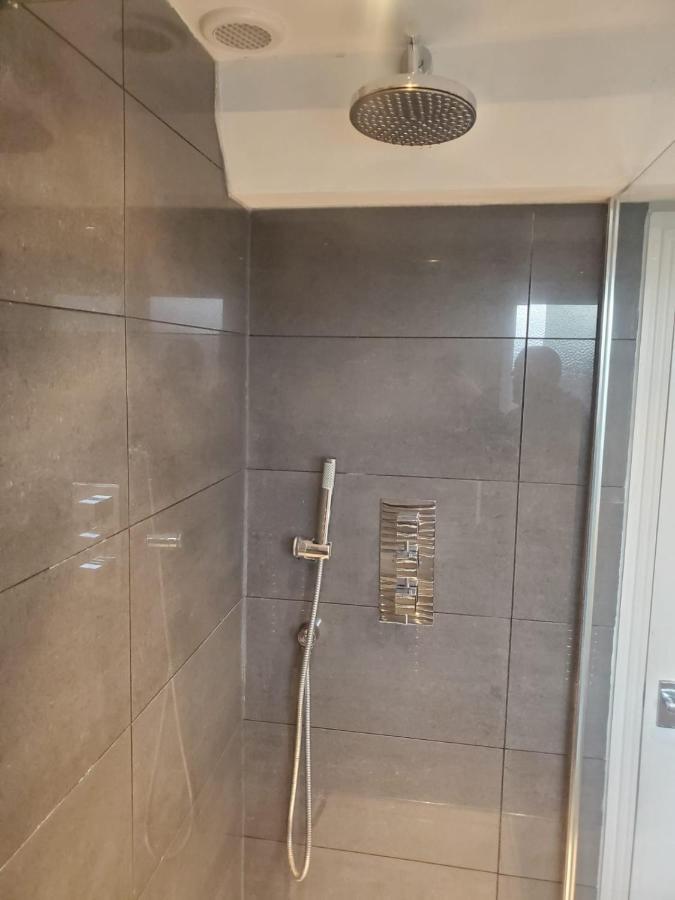 Large Kingsize Ensuite In Kingswood, Bristol, Bs15 Εξωτερικό φωτογραφία